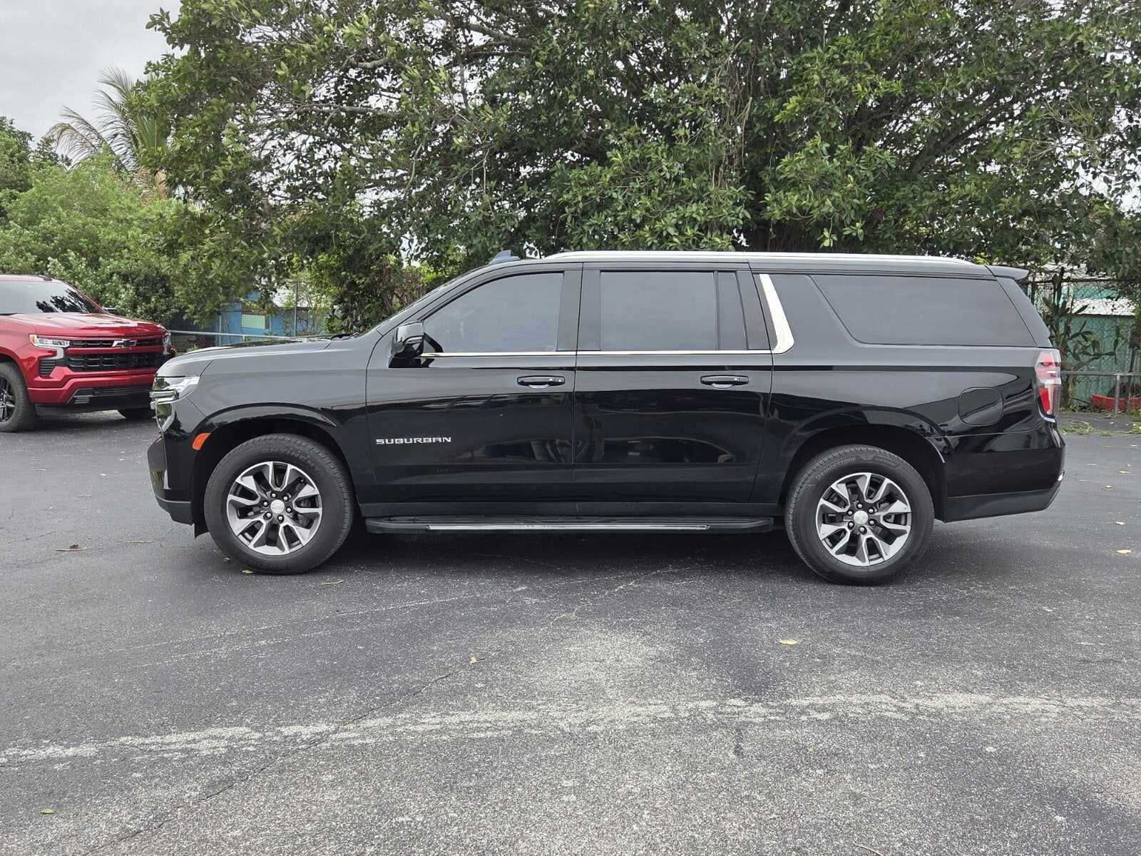 2023 Chevrolet Suburban LT