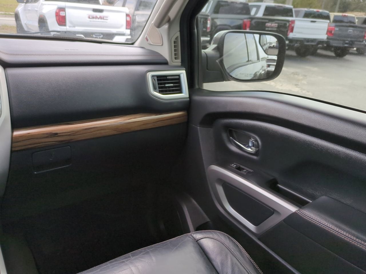 2017 Nissan TITAN SL